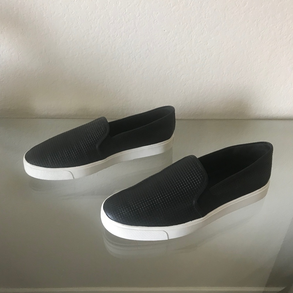 "LIKE NEW"VINCE BLAIR 5 PERFORATED SLIP-ON SNEAKER